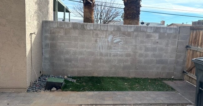 Building Photo - 2 BEDROOMS 1.5 BATHROOM TOWNHOUSE AVAILABLE FOR RENT JONES AND VEGAS DR !!!