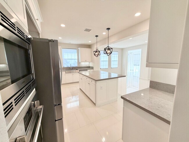 Building Photo - Gorgeous 4 bed 3 bath in the desired Portola Springs