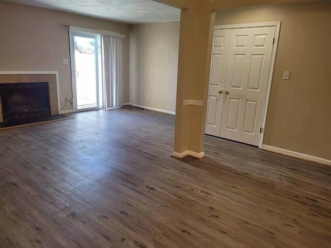 Building Photo - 305 Seeman Ct