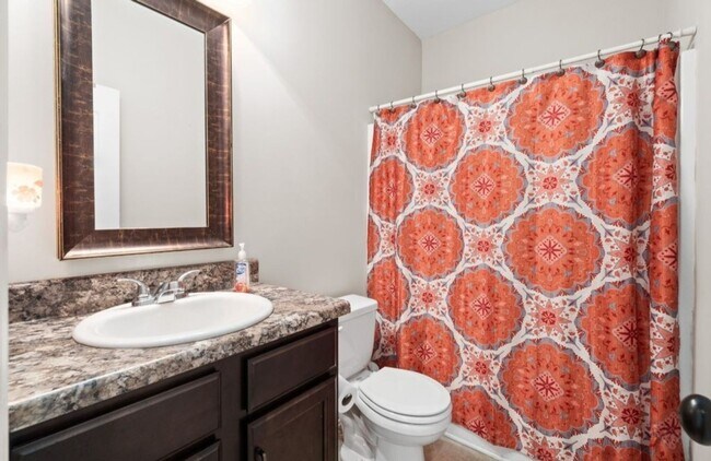 Building Photo - Spacious 5BR House in Clarksville