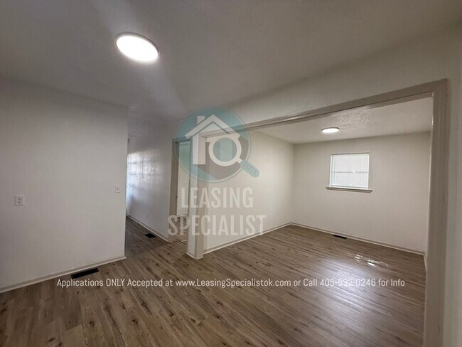 Building Photo - Charming South East OKC Home AVAILABLE FOR IMMEDIATE MOVE IN!