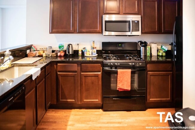 Building Photo - Stunning 2BR/2BA Rehab, Close to Blue Line 90/94