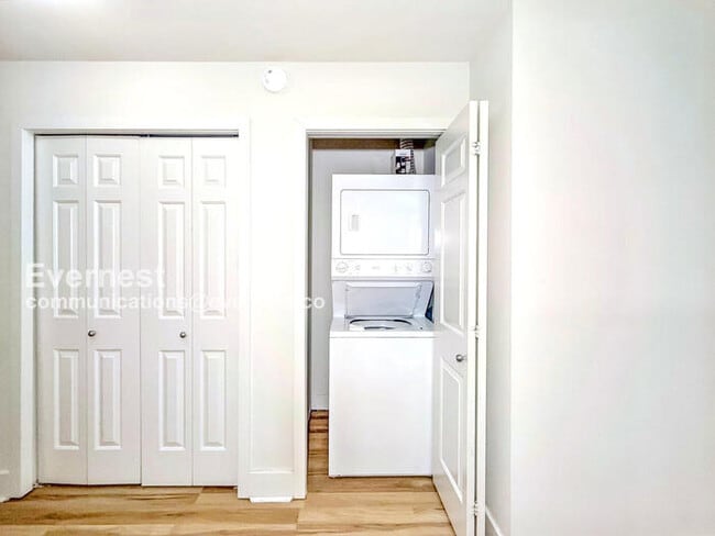 Building Photo - 133 Queen Anne Ave N