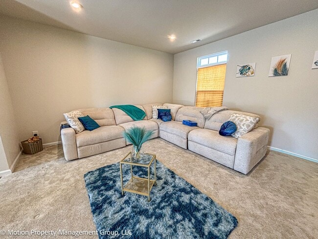 Building Photo - Fully Furnished Townhome!