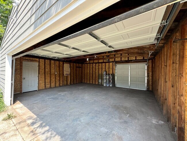 Building Photo - 951 N Bradley Ave