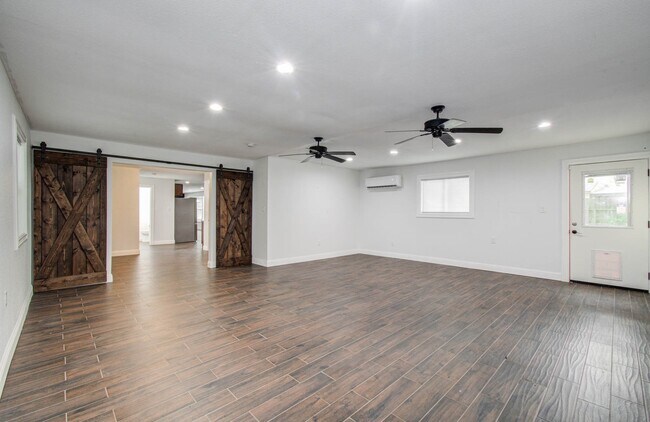 Building Photo - 536 Robert E Lee Dr