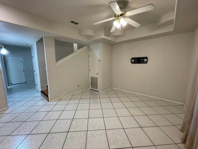 Building Photo - 1000 Ranchway Dr