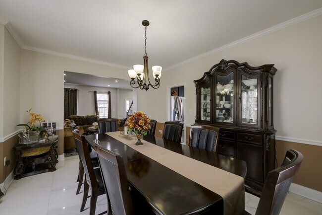 Building Photo - Luxurious Single Family Home in Emerald Farm