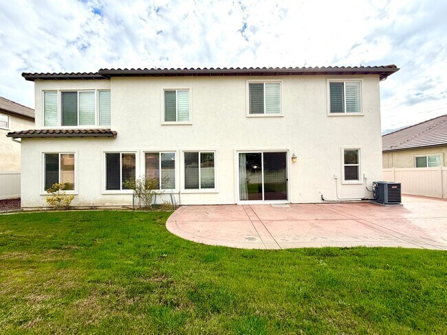 Building Photo - Spacious 5 Bedroom Wolf Creek Home with Balcony, Loft & Secondary Kitchen