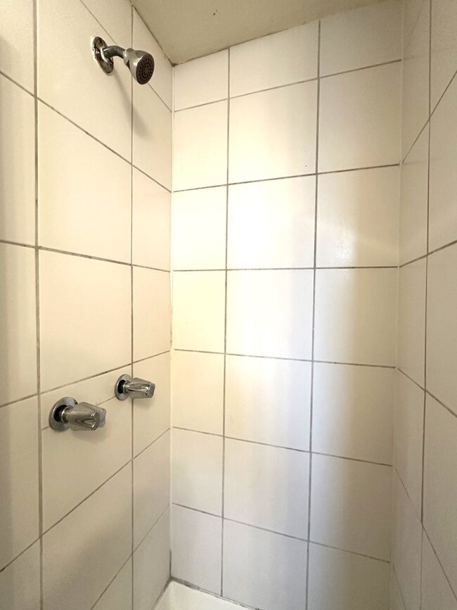 Building Photo - Hillcrest 1-Bedroom Duplex w/Parking and L...