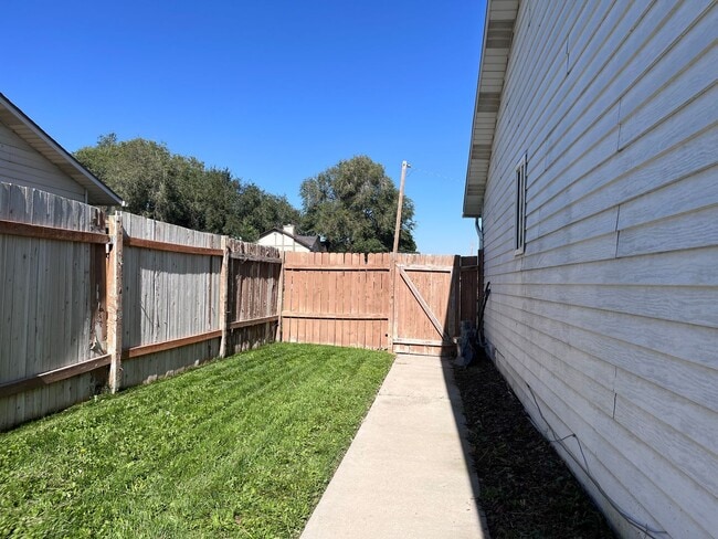 Building Photo - 1 Month Free! $0 application fee! 2 Bedroo...