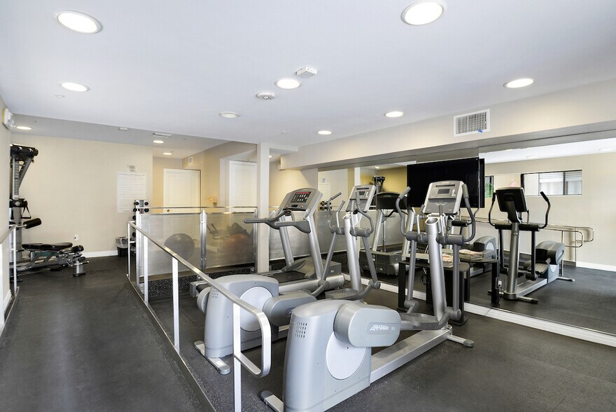 Building Photo - 7320 Hawthorn Ave