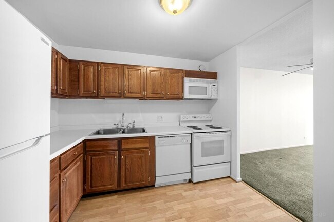 Building Photo - 899 S Plymouth Ct