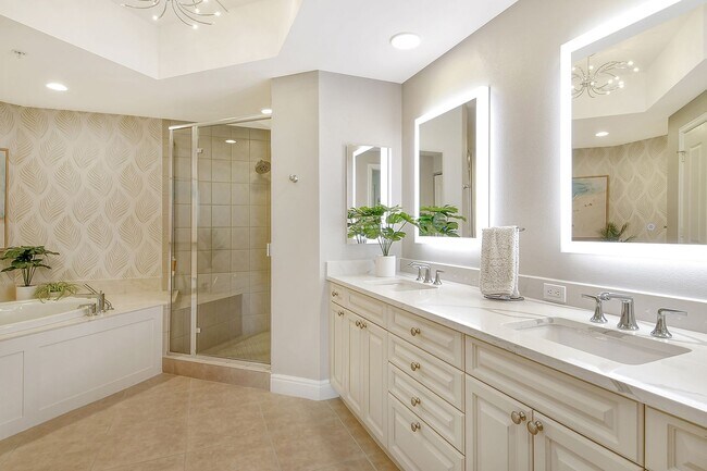 Building Photo - Short term ONLY Amazing 2/2 condo in the heart of downtown Sarasota with Bay View!