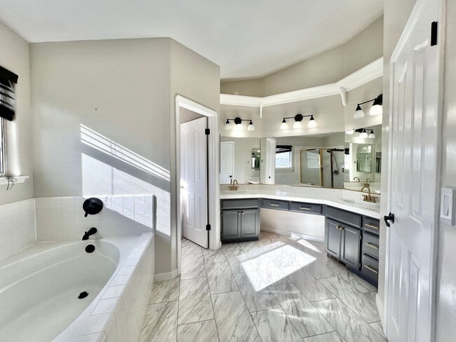 Building Photo - Large Hollister Home in Cul-de-sac