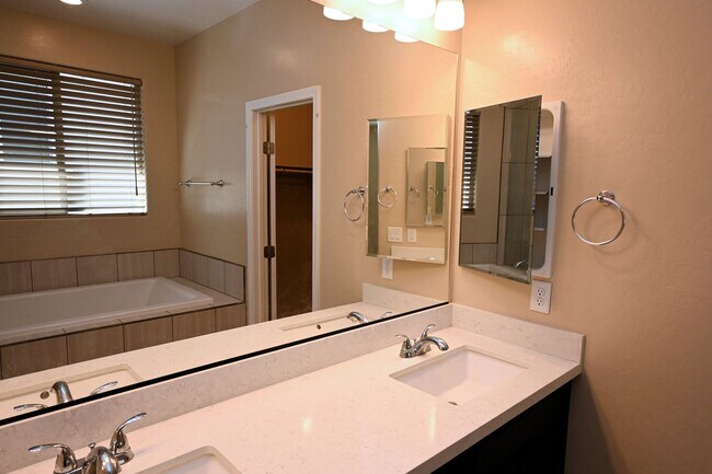 Building Photo - 340 Cadence Vista Dr