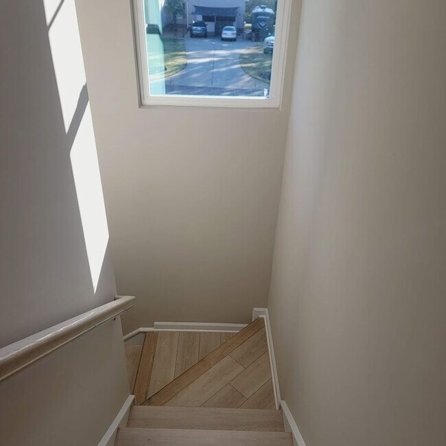 Building Photo - End Unit; 3Br/2.5BA Townhouse