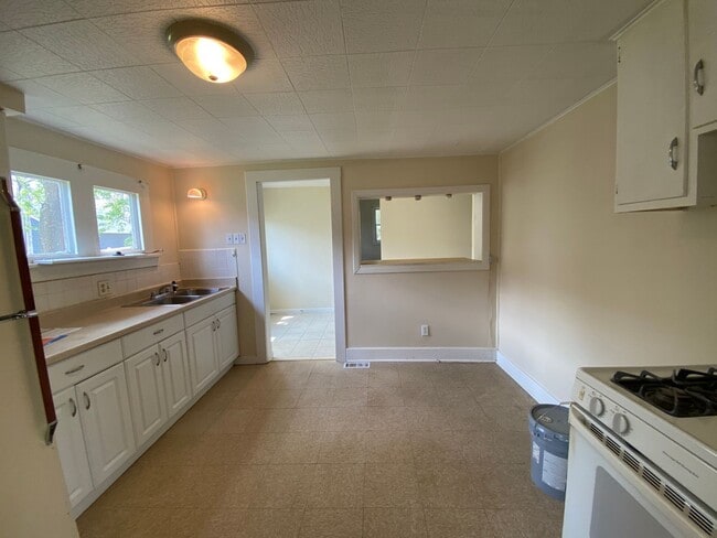 Building Photo - Great Location! Must See!