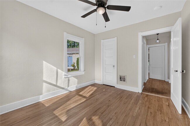 Building Photo - 423 Heman Dr