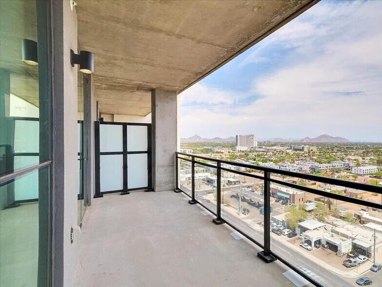 Building Photo - 817 N 6th St