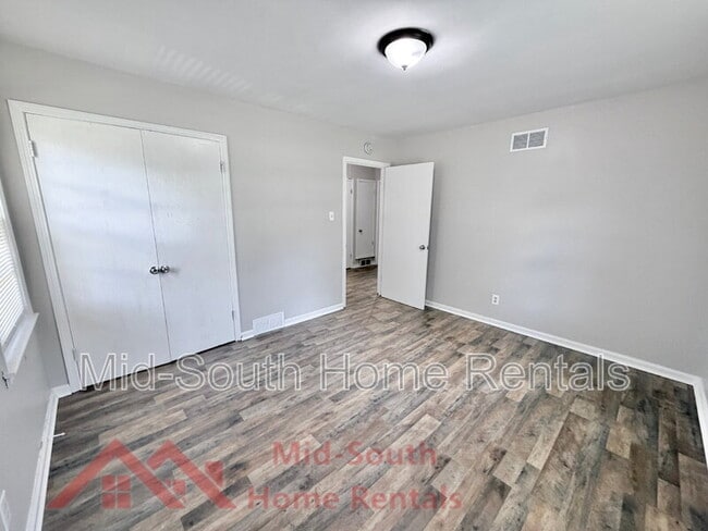 Building Photo - 3040 S Edgeware Rd