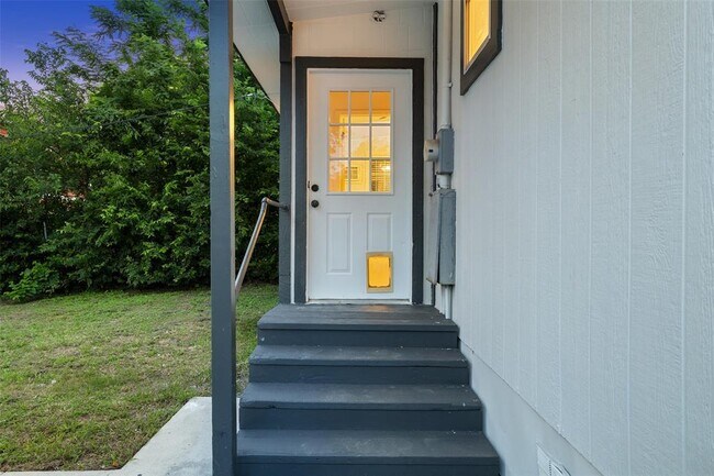 Building Photo - 707 W 7th St