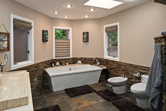 Building Photo - FURNISHED 6-12 MONTH LEASE - WEST SEDONA - GATED COMMUNITY