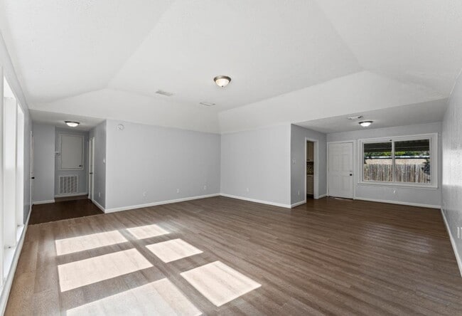 Building Photo - 2808 Pinewood Dr