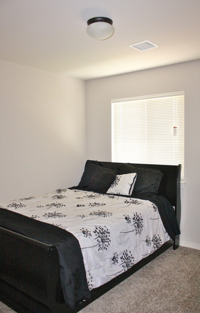 Building Photo - BEAUTIFULLY MAINTAINED EASTSIDE HOME AVAILABLE