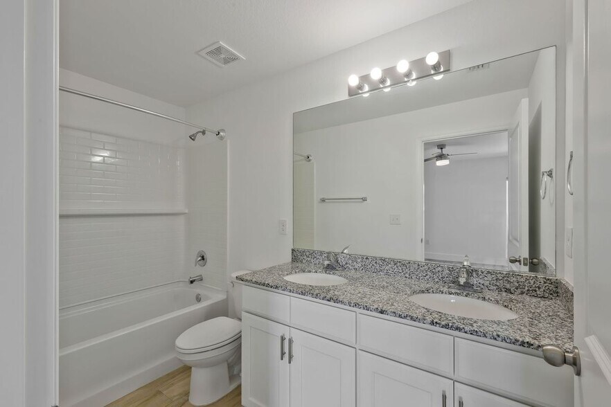 Building Photo - 2426 Santa Barbara Blvd N