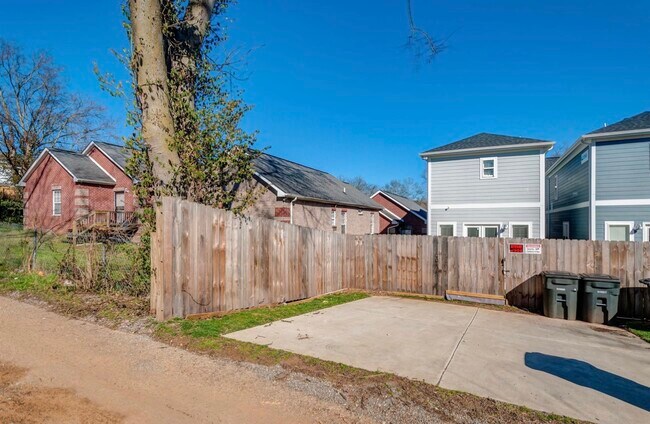 Building Photo - 2317 23rd Ave N