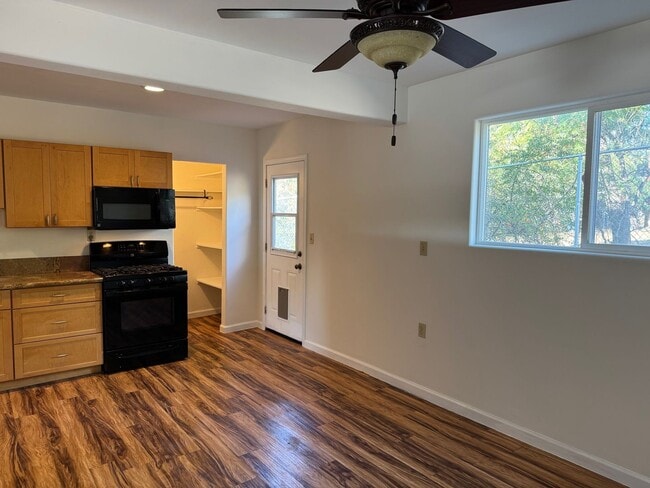 Building Photo - Country Living Close to Everything!