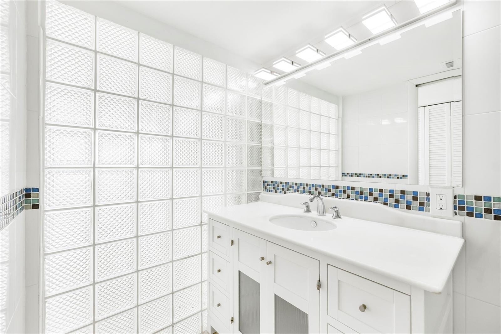 Building Photo - 1420 Brickell Bay Dr