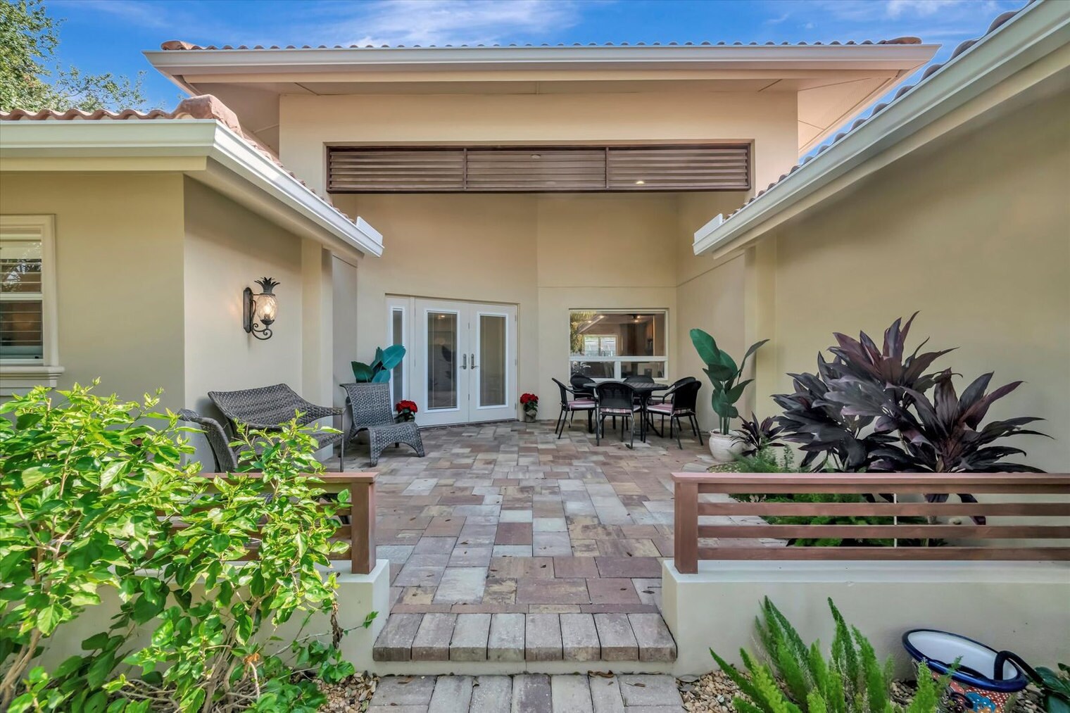 Building Photo - 1038 Contento St