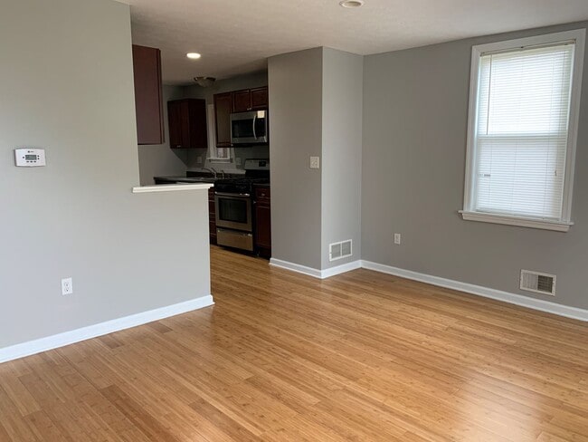 Building Photo - 3 Bedroom House in Southside Slopes with Off Street Parking Spot