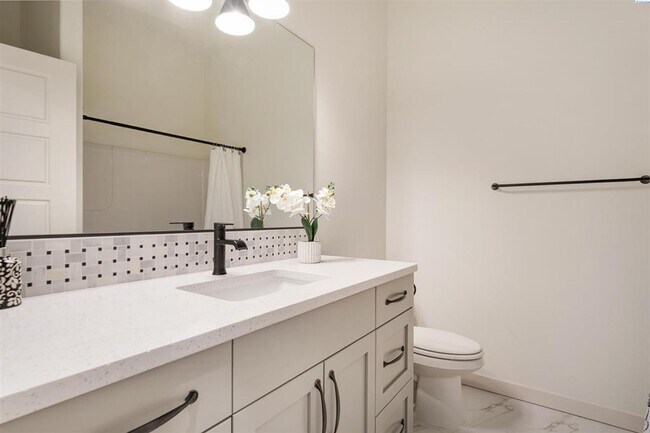Building Photo - Stunning New Construction Five Bedroom Three Bath in South Richland!