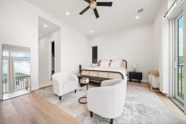 Building Photo - 907 W 16th St