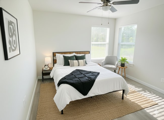 Building Photo - Open floor plan/Paved street/Quiet neighborhood