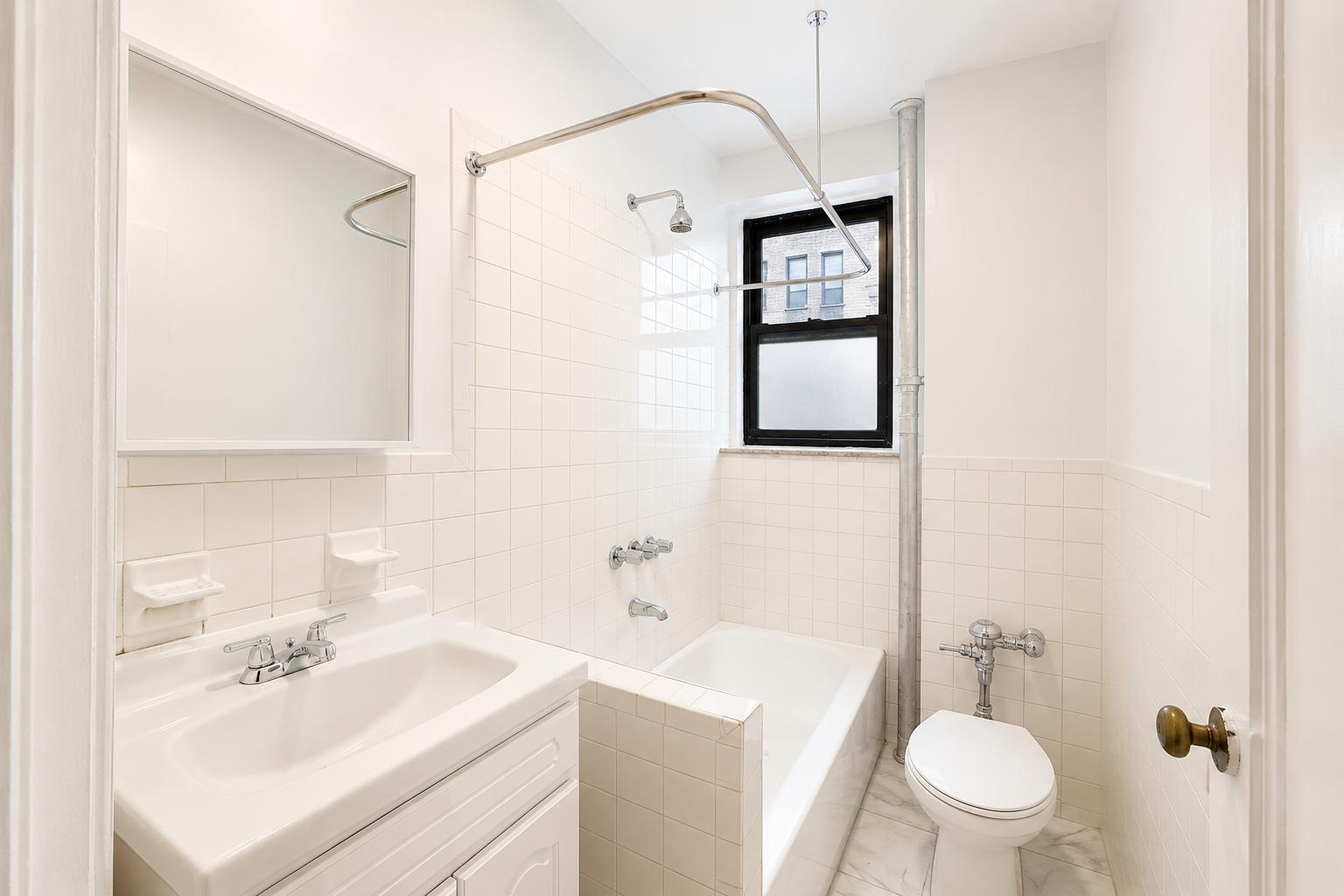 Building Photo - 622 W 141st St