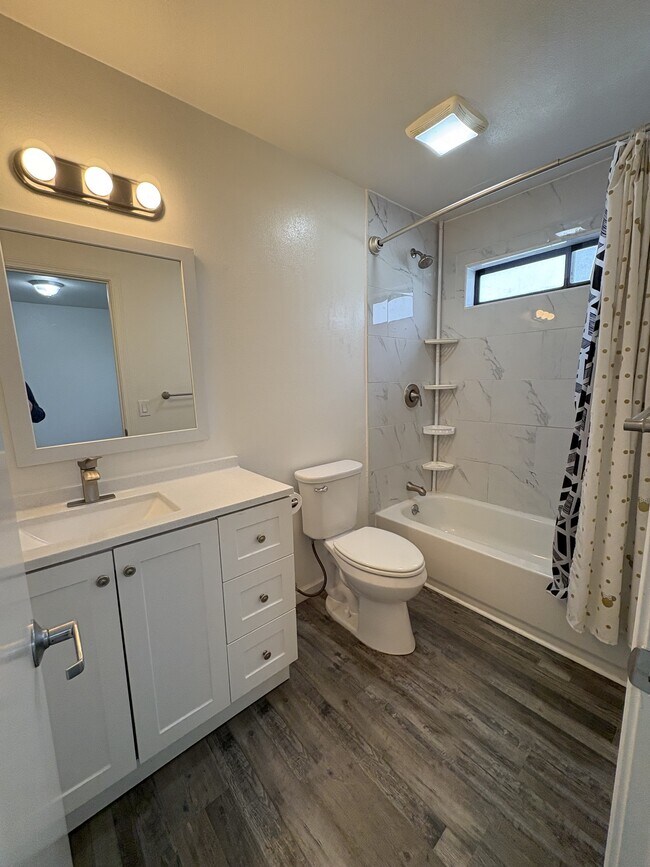 Building Photo - 228 Courtyards E