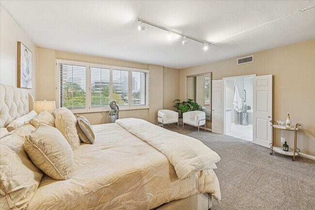 Building Photo - 49 Briar Hollow Ln