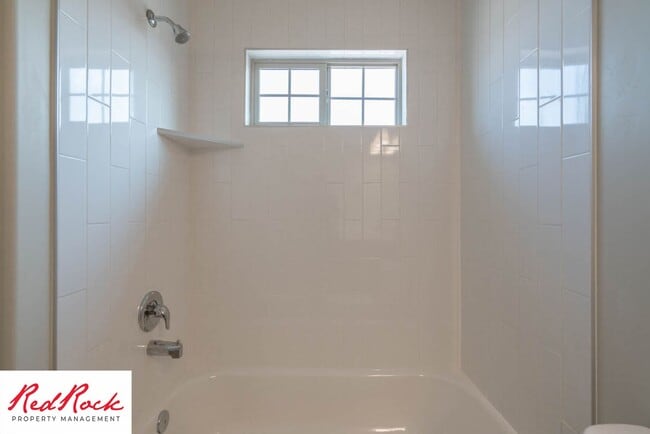 Building Photo - Newer Townhome in Hurricane Heights