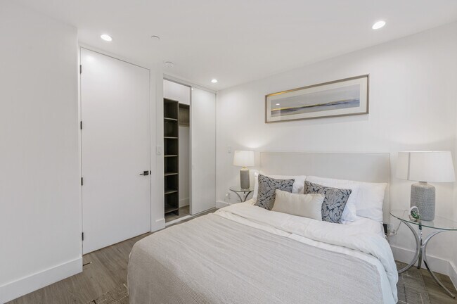 Building Photo - 18303 Oakbury Cir