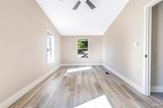 Building Photo - 211 Evergreen Dr