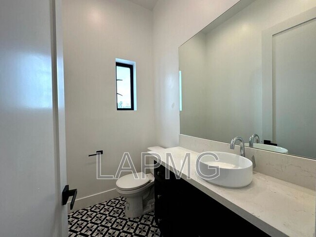 Building Photo - 3414 London St