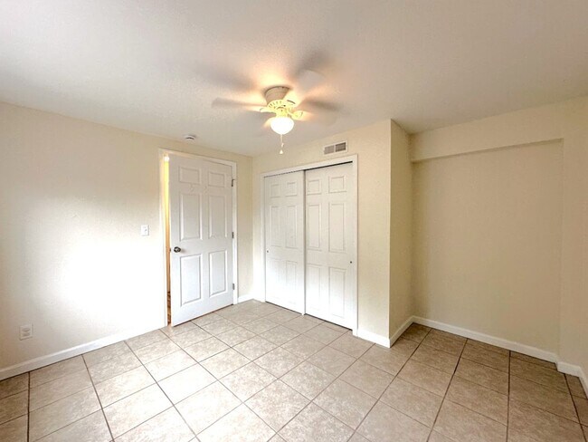 Building Photo - Updated 5 bedroom 2.5 bathroom home in Uni...