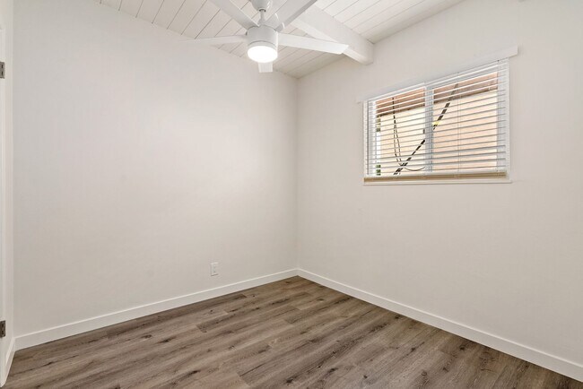 Building Photo - Quiet Comfortable Upstairs 2 Bedroom 1 Bath Located close to Downtown