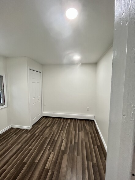 Building Photo - 39 School House Rd