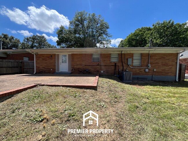 Building Photo - Charming 3BR/2BA Home Near Parkway Village | Hardwood Floors Throughout & Fenced Yard