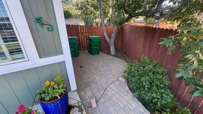 Building Photo - 4bed/2bath/2car garage. RV parking & massive landscaped backyard in cut-de-sac